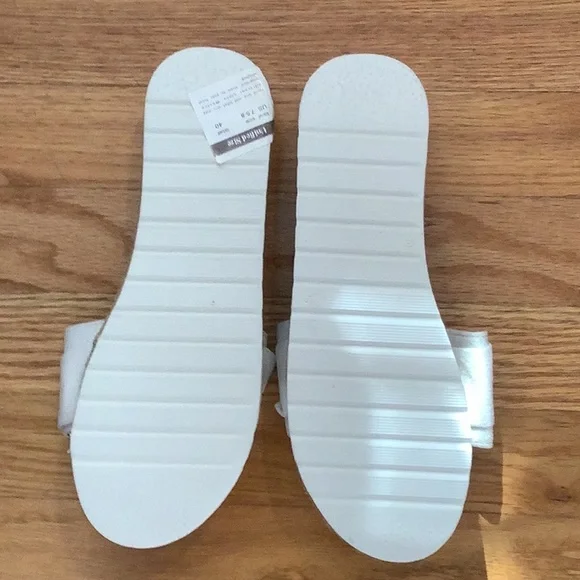4/$12 NWT Adorable sandal - Picture 2 of 3